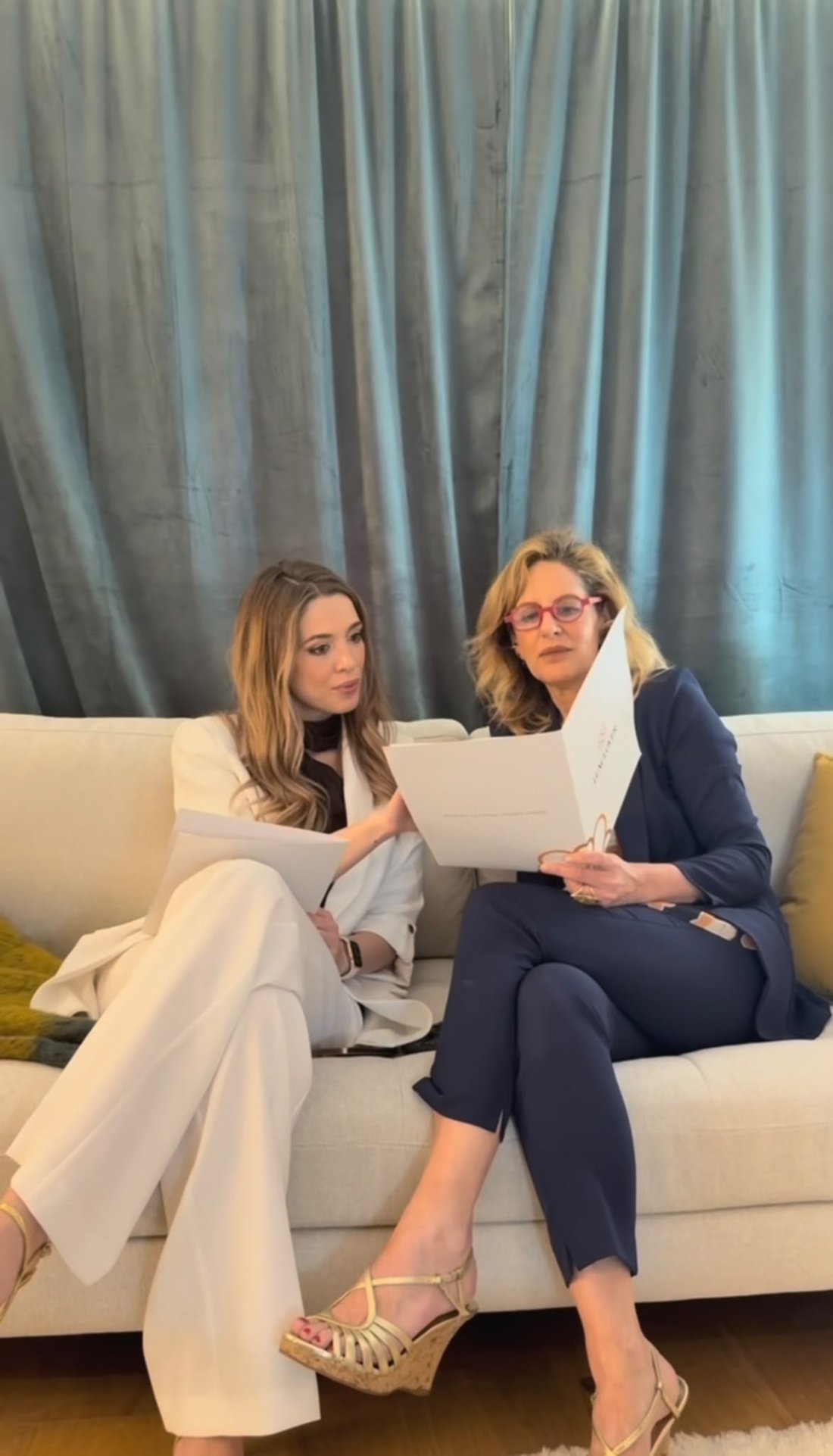 Ángela Hernández Amboage revisando una propuesta con una propietaria